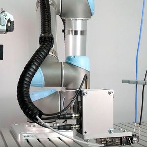 Zum Abgreifen frei im Raum hängender Kabel nutzt Artiminds Laserlinienscanner, da diese gegenüber 3D Kameras mit vergleichbarer Genauigkeit robuster gegen Fremdlicht und meist kostengünstiger sind.(Bild:  Artiminds Robotics)