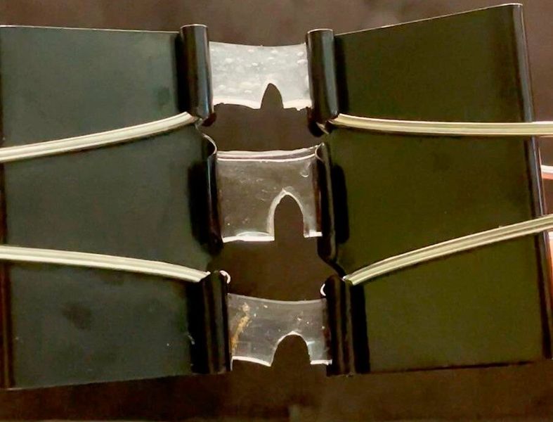 DNGE-Kunststoffe reißen auch ganz anders als übliche Elastomere. Der Weg, den ein Riss nimmt, ist dabei verwunden und damit länger, was die Langlebigkeit von Bauteilen daraus erklärt. (Bild: EPFL CC BY SA)