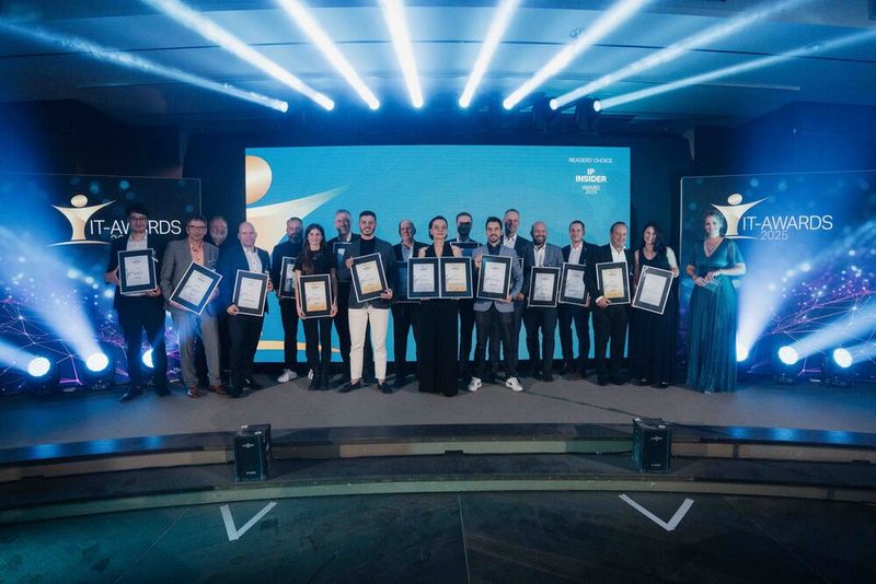 Alle Gewinner der IP-Insider Readers' Choice Awards 2025 mit Chefredakteur Andreas Donner (dritter von links) und Moderatorin Margit Lieverz (ganz rechts) im Gruppenbild. (Bild: Manuel Emme Fotografie)