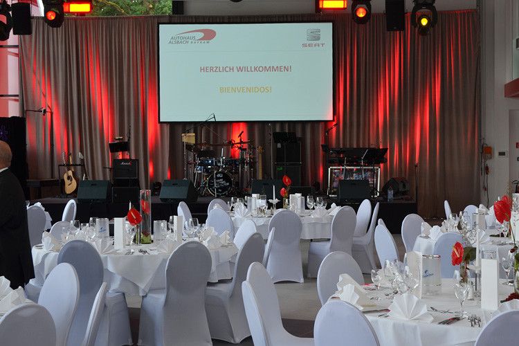 Im gut 900 Quadratmeter großen Showroom war festlich gedeckt. (Foto: Grimm)