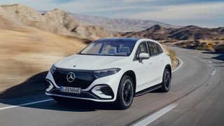 Das Mercedes EQS SUV kostet mindestens 111.000 Euro. (Bild: Mercedes-Benz)
