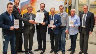 Freude über die Zertifizierung: (v.l.) Ausbilder Christian Beyer, Vorstandsvorsitzender Christian Wendler, Leiter Education & Training Michael Beckmann, Nils Köstring, Marketingleiter Aubi-Plus, Ausbildungsleiter Bernd Kirsch, Ausbilder Thomas Czekanowski, Ausbilder Jürgen Hesse und Heiko Köstring, Geschäftsführer Aubi-Plus. (Bild: Thorsten Sienk, Lenze)