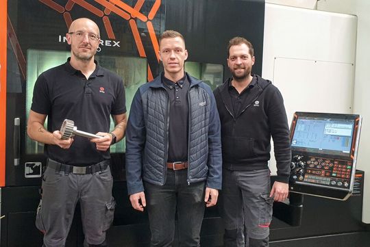 Haben das Projekt erfolgreich umgesetzt (v. l. n. r.): Johannes Bitter (Teamleiter Drehen, HWS) Kevin Richstein (technischer Berater, Ingersoll) und Christian Hammer (Abteilungsleiter mechanische Bearbeitung, HWS).(Bild:  Ingersoll)