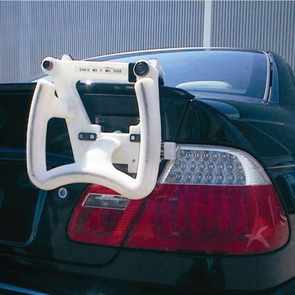 Die Abteilung für Montage- und Halterungswerkzeuge der BMW AG in Regensburg verwendet ein Fortus-System zur Herstellung von Montagewerkzeugen. Mit diesem Werkzeug wird der rückseitige Namensschriftzug befestigt. (Bild: BMW)