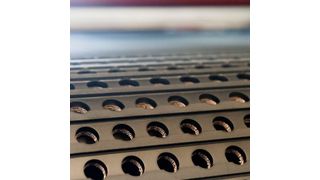 Fördergurt aus Gummi mit gestanzten Löchern und Gewebeeinlage (Bild: noltewerk GmbH & Co. KG)