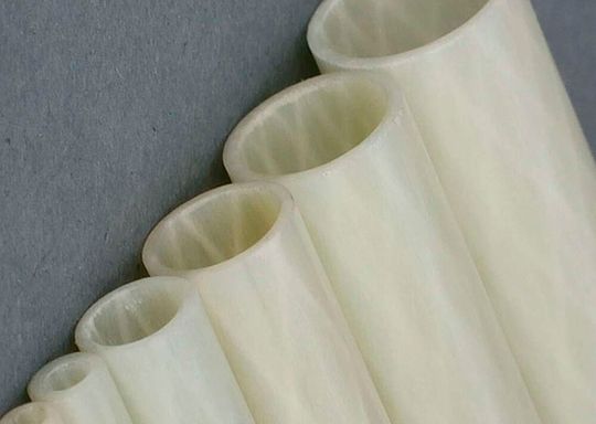 Deutschland will die Versorgung mit grünem Wasserstoff massiv forcieren. Dazu muss aber in Sachen Kosten einiges nach unten gelevelt werden, was etwa die Verrohrung von Elektrolyseuren angeht. Rohre aus glasfaserverstärktem Kunststoff (GFK) sollen dabei helfen ...(Bild:  GF-Fuzzy)