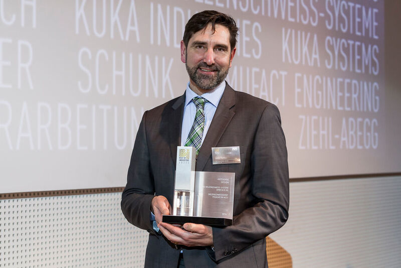 Erwin Promoli von HBS Bolzenschweiss-Systeme wurde der Preis in der Kategorie Design für das Bolzenschweißgerät Pegasar 500 accu überreicht. (Bild: Stefan Bausewein/VBM)