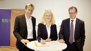 V.l. Chris Peeters, CEO von Elia, Elke Temme, CEO von Elli, und Stefan Kapferer, CEO von 50 Hertz, unterzeichnen die gemeinsame Absichtserklärung. (Bild: Volkswagen AG)