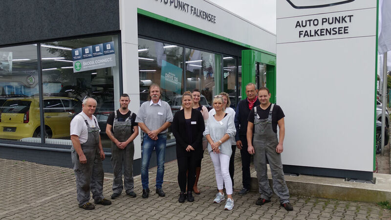 Geschäftsführer Peter Przestacki (Dritter v. li.) und sein Team vom Autopunkt Falkensee.  (Schreiner/»kfz-betrieb«)