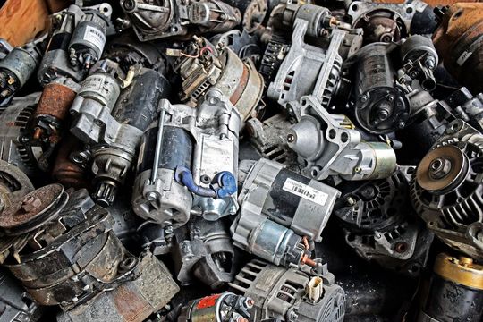 Noch sieht man den Aggregaten ihren gebrauchten Zustand an. Nach der Aufbereitung sind sie nur noch schwer von Neuteilen zu unterscheiden.(Bild:  Rubbel)