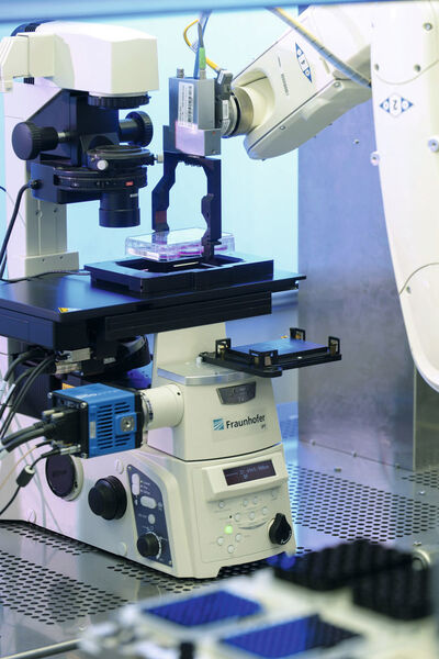 Hochdurchsatz-Mikroskopiesystem: Großflächige Objekte können in Sekundenschnelle mikroskopiert werden. Erstmals ist so eine mikroskopische 100-Prozent- Prüfung im industriellen Umfeld möglich. (Fraunhofer IPT)