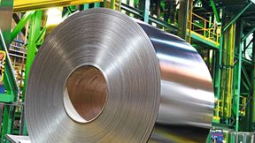 Verpackungsstahlproduktion am Standort IJmuiden von Tata Steel Nederland. Dort bilden operative Dekarbonisierungsprojekte die Grundlage für die mit Carbon Lite Stahl verbundenen CO₂e-Reduktionen. (Bild: Tata Steel Nederland)