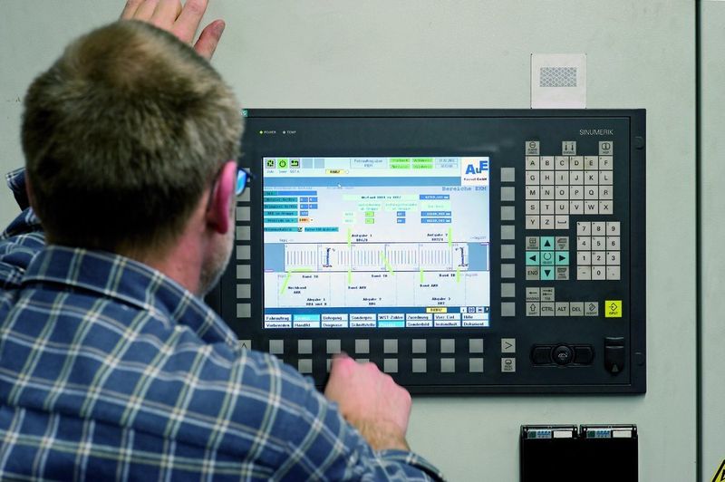 Bild 1: Um die acht CNC-Achsen des Regalbedienroboters korrekt zu steuern, wurde die Sinumerik 840D mit dem Transformationspaket „Handling“ ausgewählt. (Archiv: Vogel Business Media)