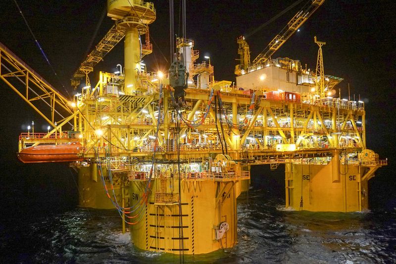 Die Malikai Tension Leg Plattform ist Shells zweites Tiefseeförderprojekt in Malaysia. Die schwimmende Ölförderanlage ist in 500 Meter Tiefe mit dem Meeresboden verankert. Die durchschnittliche Produktion beträgt 8.200 Tonnen pro Tag. (Bild: Royal Dutch Shell/Flickr/https://www.flickr.com/photos/royaldutchshell/30787262703/in/album-72157658318623612/)