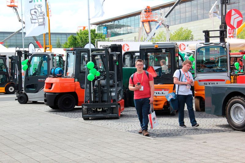 Der Außenbereich wird von Gabelstaplern und anderen Fahrzeugen dominiert. (Bild: Hofmann)