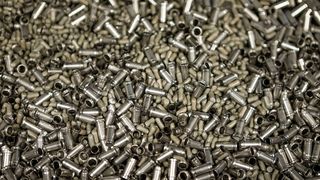 In den Versuchen wird einerseits die passende Anlagentechnik und -ausführung definiert. Andererseits wird die für die Anwendung optimale Schleifkörpergeometrie und -art (keramisch oder kunststoffgebunden) ermittelt. Für ein gleichbleibend gutes Bearbeitungsergebnis sind bei den Schleifkörpern häufig extrem enge Größentoleranzen einzuhalten. (Bild: Hubert Stüken GmbH & Co. KG)