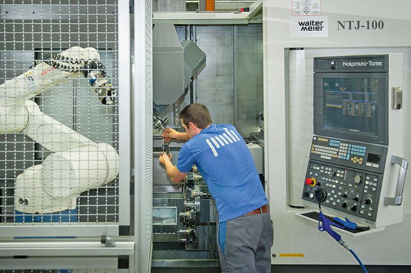 Nakamura NTJ 100 inklusive Beladeroboter: massive Senkung der Produktionskosten. (Bild: Thomas Entzeroth)