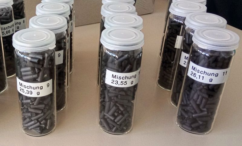 Die Komposit-Aktivkohlen vom Fraunhofer-Institut „Umsicht“ weisen im Vergleich zu herkömmlichen granulierten Aktivkohlen eine dreifach höhere elektrische Leitfähigkeit auf. (Bild: Fraunhofer UMSICHT)