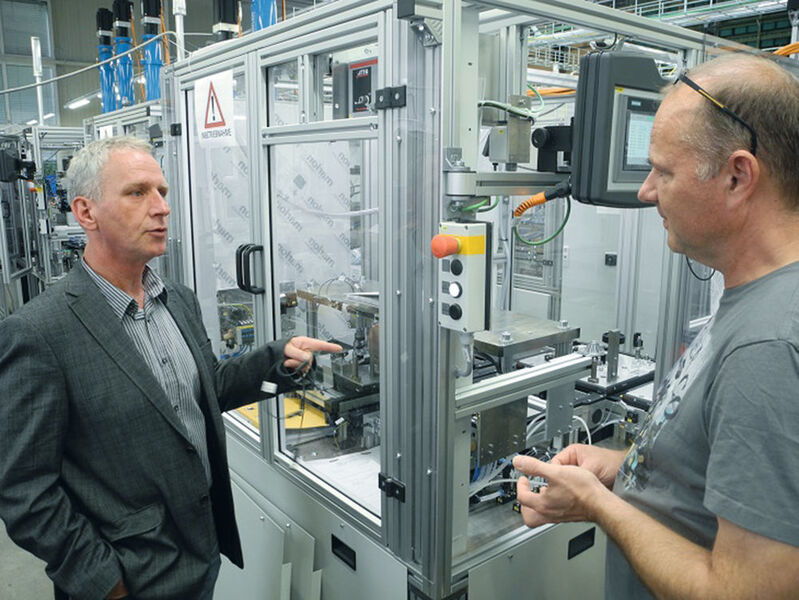 Der Sales Engineer Region East von Balluff, Andreas Knoll, spricht mit dem Leiter Werkstatt der MP GmbH Montage und Prüfsysteme Joachim Marks über die IO-Link-Technologie in der Anlage. (Völkert)