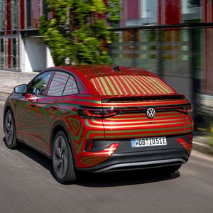 Ob beim Zwischenspurt auf der Landstraße oder dem Beschleunigungsstreifen auf der Autobahn, an Fahrspaß mangelt es dem Viertürer nicht.(Bild:  VW)