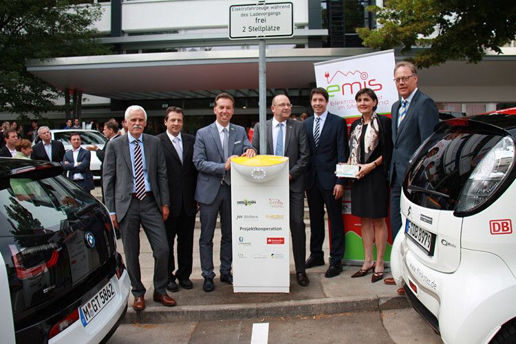Inbetriebnahme der Elektrotankstelle am Institut für Automobilwirtschaft (IFA) in Geislingen mit (v. li.) Prof. Willi Diez (IFA), Prof. Andreas Frey (Rektor der HfWU), Wolfgang Amann (Oberbürgermeister Geislingen), Herbert Forstreuter (Heldele GmbH), Klaus Meissner (Kreissparkasse), Christine Kumpf (Wirtschaftsförderung Göppingen) und Christian Gropp (Albwerk). (Foto: IFA)
