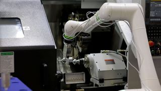 Ein kollaborativer Roboter übernimmt präzise Handhabungsaufgaben an einer CNC-Maschine und ermöglicht eine flexible Automatisierung von Fertigungsprozessen. (Bild: Tezmaksan)