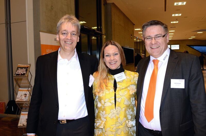Hannah Lamotte (IT-BUSINESS) mit Arnd Jaekel (l.) und Udo Schillings (beide Acmeo) (Michael Hase/Vogel IT-Medien GmbH)