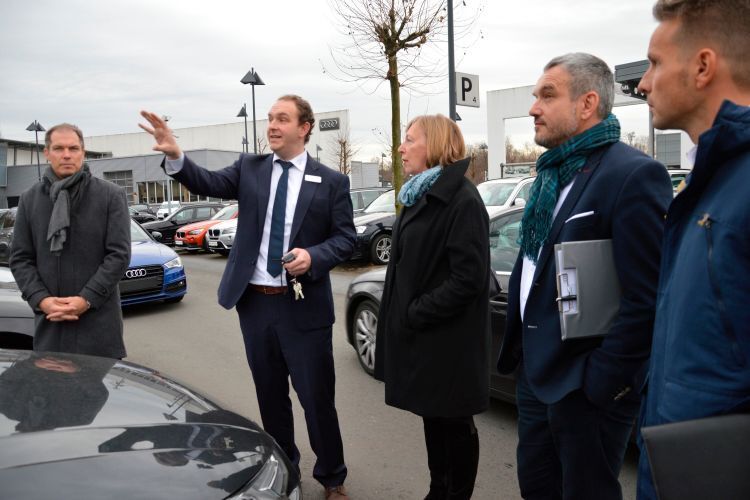 ... was die Jury zum Anlass nahm, sich vor Ort das Konzept des Standorts aus erster Hand erläutern zu lassen. (Achter / »kfz-betrieb«)