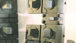 Die Sandform für das Türscharnier einer Cargotür für Flugzeuge zeigt, wie komplex Teile aufgebaut sein können, wenn sie mithilfe eines 3D-Druckers hergestellt werden. (Bild: Michel)