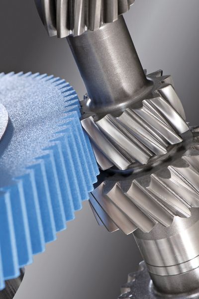 Bild 1: Bei der Zahnradhonmaschine Grono 250 kommt eine spezielle Honscheibe mit Außenverzahung zum Einsatz. (Sicmat)