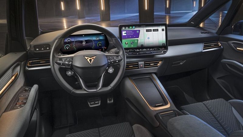 Innen bietet der Born größere Displayflächen, neue Materialien und ein neues Lenkrad. (Bild: Cupra Seat Deutschland)