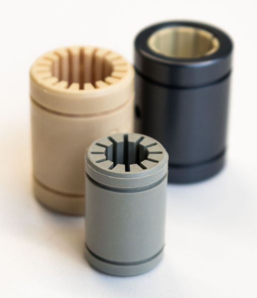 Das gräuliche Vollkunststofflager Drylin Rj4JP ist in den speziellen Abmessungen im sogenannten „Japan-Standard“ erhältlich. (Bild: Igus)