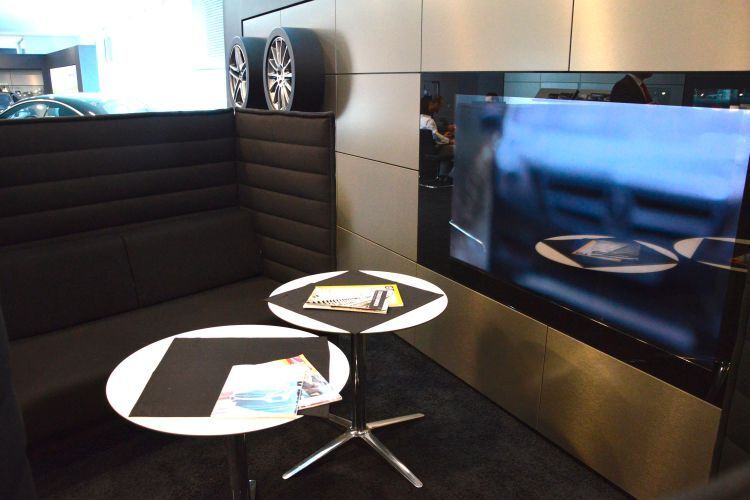 Wer sich zurückziehen will, um zu überlegen oder sich eingenständig über Fahrzeuge zu informieren, findet im AMG Performance-Center Platz dafür. (Achter)