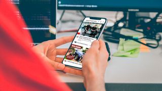 Immer mehr Nutzer sehen sich auf Youtube Videos über Fahrzeugtests und Kaufberatungen an, bevor sie sich für einen Gebrauchtwagen entscheiden. (Bild: Unsplash/Lulei)