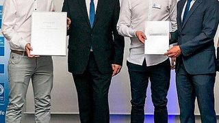 Benedikt Weinmann (2. v. r.) von Kienle Automobiltechnik wurde jahrgangsbester Kfz-Mechatroniker-Prüfling. Rechts von ihm Obermeister Torsten Treiber (Innung Stuttgart), links von ihm Geschäftsführer Christian Reher (Innung Stuttgart) und Matthias Jourdan (Kienle Automobiltechnik). (Patrick Weis)