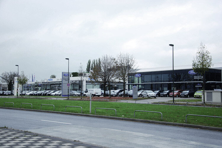 Die Mehrmarkenautohausgruppe IC Autohandel, im Foto das Mazda-Autohaus und der neu erbaute Ford-Betrieb in Düsseldorf-Rath,  will 2013 weiter wachsen. (Foto: IC Autohandel)
