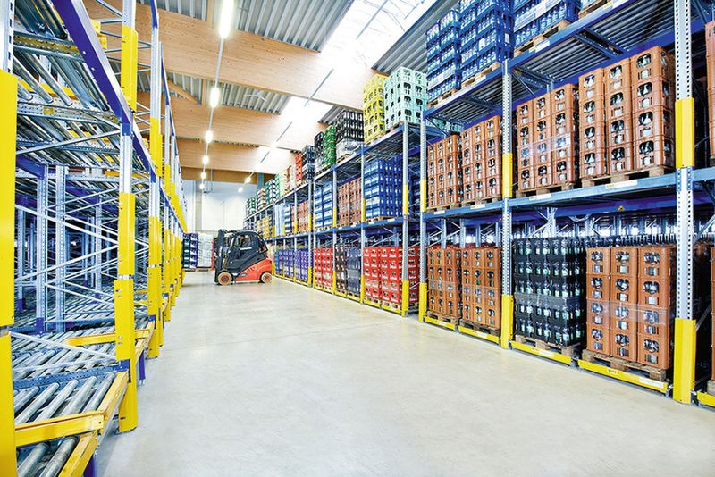 In der Vollguthalle setzen die Mitarbeiter mit Treibgasstaplern die Paletten in die Durchlaufkanäle.  (Bito)