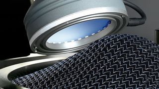 Ermittlung der Drapierbarkeit Der Drapetest erfasst optisch Drapiereffekte und deren Ausprägung während der dreidimensionalen Umformung. Die Ergebnisse werden softwareunterstützt ausgewertet.  (Bild: Textechno)