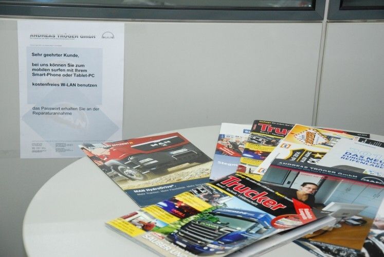 Material zur Information und Unterhaltung der Wartenden, kostenloses W-Lan erfreut zudem den Surfer. (Foto: Holz)