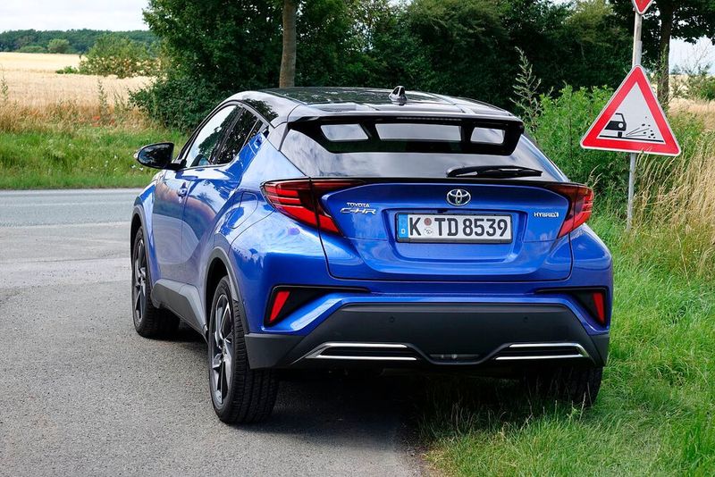 Am Heck fallen vor allem die riesigen, aufgesetzten Rückleuchten auf – und der gewaltige Dachspoiler. (Bild: Rosenow/»kfz-betrieb«)