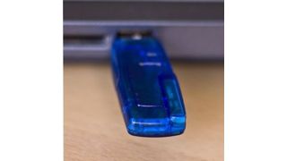 Ist der Anschluss eines Bluetooth-Dongles in einen Computer als registrierungspflichtiges Produkt anzusehen?  ( Andreas Morlok  / pixelio.de)