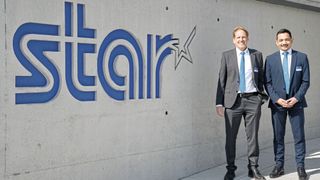 Mit der Eröffnung des European Solution Centers setzt die Star Micronics AG ein klares Bekenntnis zum Standort Schweiz (v.l.n.r.: Remo Kneringer, CEO (ad interim), und Ryan-John Allmann, Projektmanager). (Bild: Nastassja Neumaier, VCG)