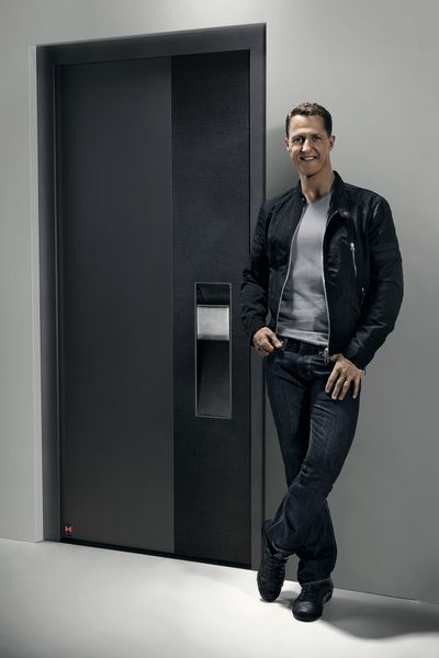 Markenbotschafter und Formel-1-Weltmeister Michael Schumacher präsentiert den neuen Hörmann-Weltmeister in Sachen Wärmedämmung: als bislang einzige Aluminium-Haustür schafft die Thermo Carbon einen U-Wert von bis zu 0,47 W/(m²·K) und übertrifft damit die Anforderung an Haustüren für Passivhäuser von 0,8 W/(m²·K). (Bild: Hörmann)