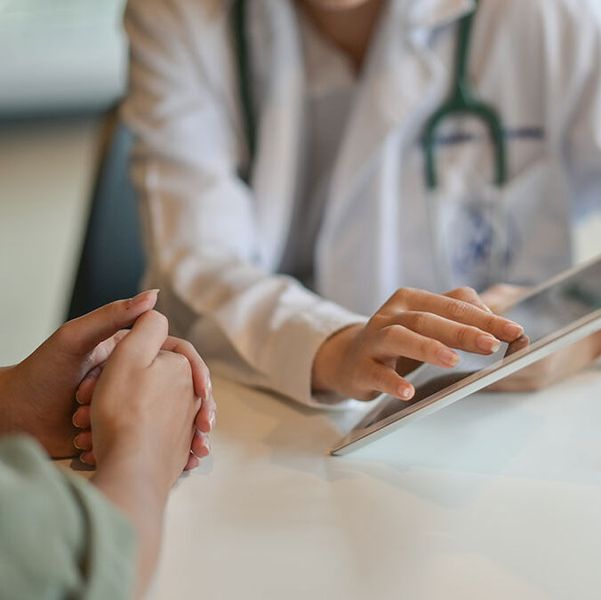 Im Juli 2021 startete ein zunächst für drei Monate angelegter regionaler Testlauf für das elektronische Rezept in Berlin und Brandenburg. Nach Angaben der Kassenärztlichen Bundesvereinigung sollten mindestens 1.000 Rezepte ausgestellt und abgerechnet werden, bevor der bundesweite Rollout startet. Am Ende waren es nur 42 elektronische Rezepte. Nach Angaben des Bundesgesundheitsministeriums waren für die Einführung und den Testlauf des eRezeptes in der Fokusregion Berlin-Brandenburg rund 1,1 Millionen Euro eingeplant – zu bezahlen aus Steuergeldern und Beitragsmitteln der gesetzlichen Krankenkassen. (Quelle: BdSt) (bongkarn_stock.adobe.com)