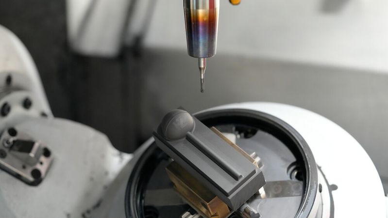 Der Hexator zeichnet sich durch eine prozessoptimierte Schneidengeometrie und Diamantbeschichtung aus, die hervorragende Oberflächengüten bei Graphit erzeugt.(Bild:  Hufschmied Zerspanungssysteme)