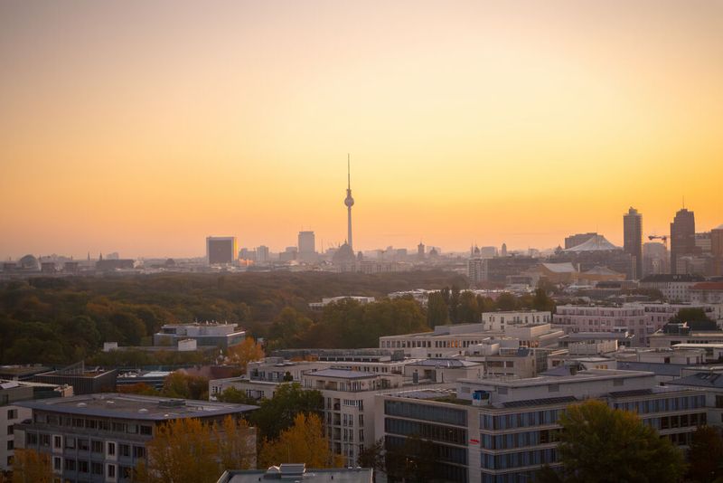 Zu früher Stunde luden Pax8 und der IAMCP Germany e.V. zum Frühstück in den 14. Stock des InterContinental. Bei aufgehender Sonne über der Hauptstadt tauschten sich Partner über das Geschäft mit Microsoft-Produkten aus. (Bild: Pax8)