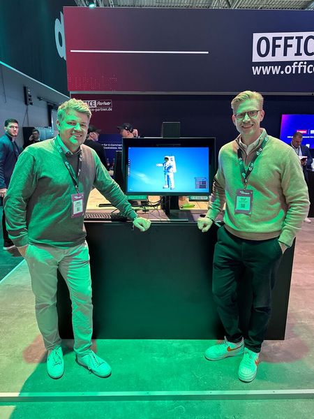 Tobias Rönnebeck und Phillip Blume (r., ACER) sind auf das Sido Konzert abends gespannt. (Bild: Vogel IT-Medien GmbH)