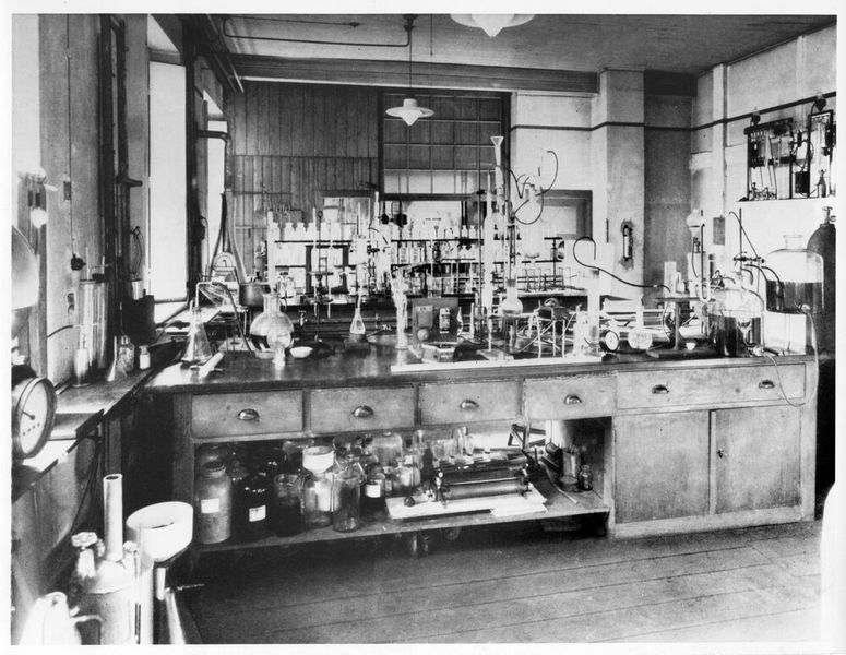 In einem alten Wirtschaftsgebäude des schwiegerelterlichen Hubbertshofs in Dortmund-Bövinghausen entsteht Uhdes erstes Laboratorium.  (Thyssenkrupp Corporate Archives, Duisburg: F/Alb/977)