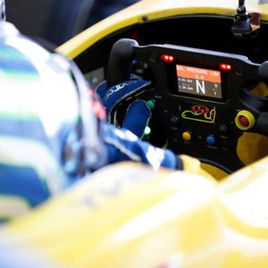 In der Formel 3 wird ohne Betätigen der Kupplung geschaltet; die dazu erforderlichen Maßnahmen wie Zündwinkelrücknahme, Abstellen des Motors für Sekundenbruchteile, Aktuierung des Getriebes und Zwischengas beim Zurückschalten koordiniert die Getriebesteuerung. Auch hierbei werden verschiedenste Diagnose- und Messwerte aufgezeichnet. 