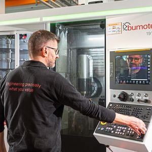 Le nouveau centre  d'usinage Bumotec 191neo équipé d'un HMI de dernière génération.(Source :  Starrag)